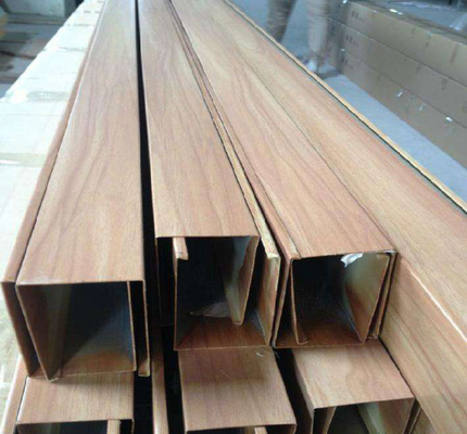 Le grain en bois d'U de cloison de plafond en aluminium décoratif de panneau enduit a suspendu les cloisons acoustiques de plafond