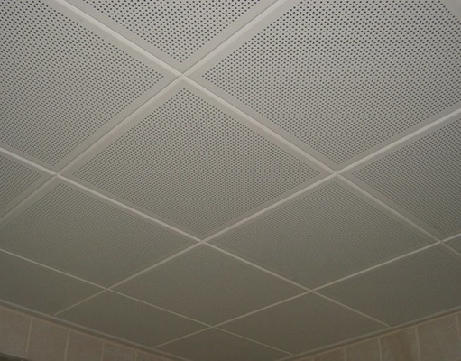 L'agrafe ISO9001 dans le plafond en métal couvre de tuiles l'oscillation en bas de 600x600 a caché des tuiles de plafond