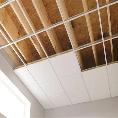 Le plafond de gypse de PVC Lamilated couvre de tuiles des tuiles de plafond suspendu de gypse de 600X600 7mm