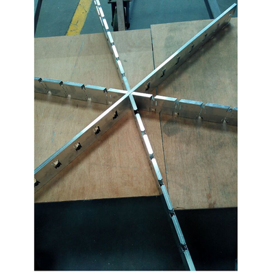 Le plafond caché en métal de grille couvre de tuiles la place de 200x200mm ou le bord biseauté
