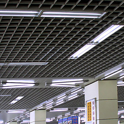 Le plafond caché en métal de grille couvre de tuiles la place de 200x200mm ou le bord biseauté