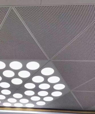 Agrafe triangulaire en métal d'alliage d'aluminium dans le plafond pour la salle de conférence