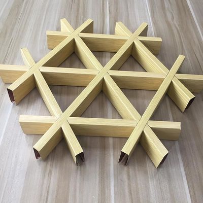 Plafond triangulaire à cellules ouvertes en carreaux métalliques Plafond à grille en aluminium