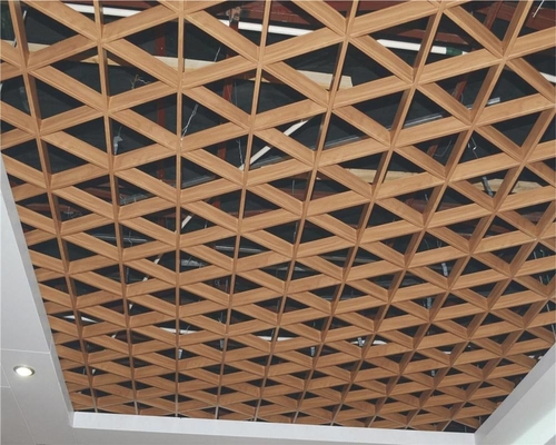 Le plafond ouvert triangulaire en métal de cellules couvre de tuiles le plafond en aluminium perforé de gril en métal