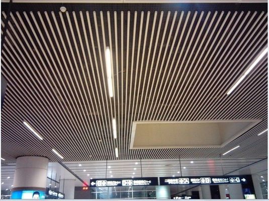 Dalles de plafond métalliques tubulaires 6063T6 Cercle perforé Déflecteur suspendu avec nuancier RAL