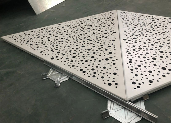 Plafond triangulaire en aluminium métallique perforé ISO9001 pour le projet d'aéroport
