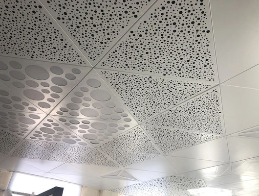 Plafond triangulaire en aluminium métallique perforé ISO9001 pour le projet d'aéroport