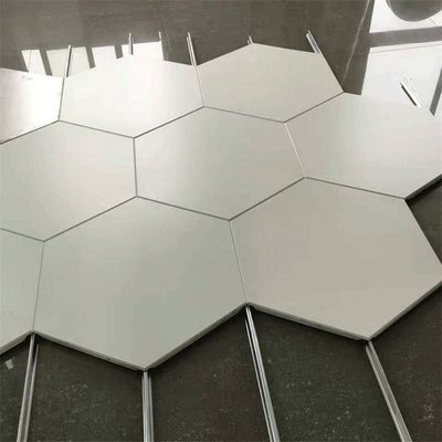 Le plafond acoustique perforé d'hexagone couvre de tuiles l'aluminium pré peint