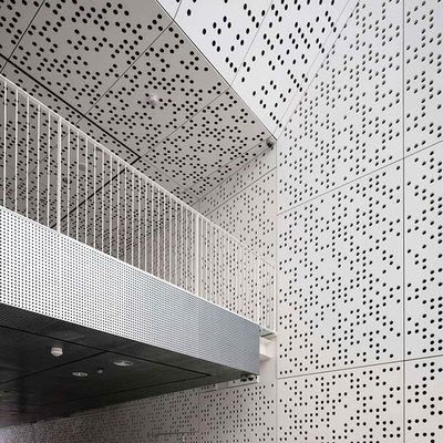Panneau extérieur perforé en alliage d'aluminium personnalisé, panneaux en aluminium PVDF pour façade