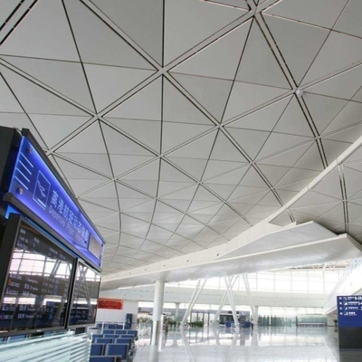 Les tuiles acoustiques perforées de plafond en métal saupoudrent triangulaire enduit pour Convention Center