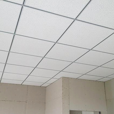 Le plafond acoustique en métal de perforation couvre de tuiles le panneau minéral de fibre de finition de peinture blanc