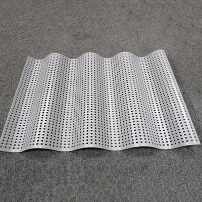 Épaisseur ondulée en aluminium adaptée aux besoins du client du plafond 2mm en métal non perforée