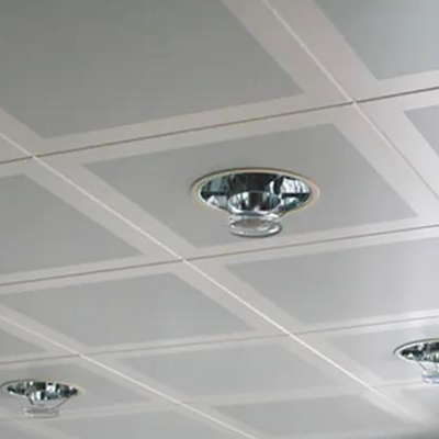 l'aluminium d'épaisseur de 1.0mm s'étendent dans la place en métal de plafond couvre de tuiles la couleur blanche