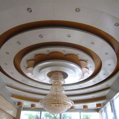 La vague en aluminium adaptée aux besoins du client de courbe de plafond en métal a suspendu