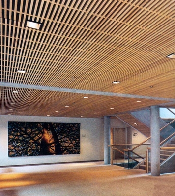 Le plafond en aluminium en métal de cloison d'U couvre de tuiles la largeur personnalisable décorative du bâtiment 300mm