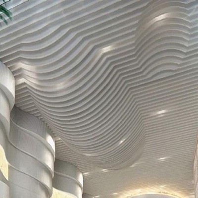 Le bâtiment en métal de plafond acoustique façade le plafond en aluminium de vague de cloison