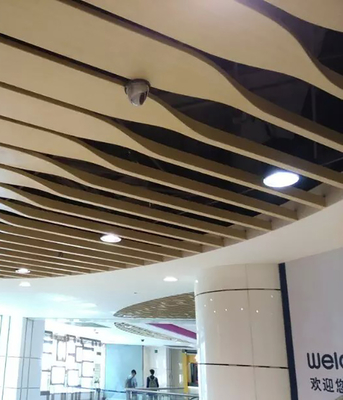 Plafond en aluminium adapté aux besoins du client par mode en métal avec la forme circulaire de vague de courbe suspendue