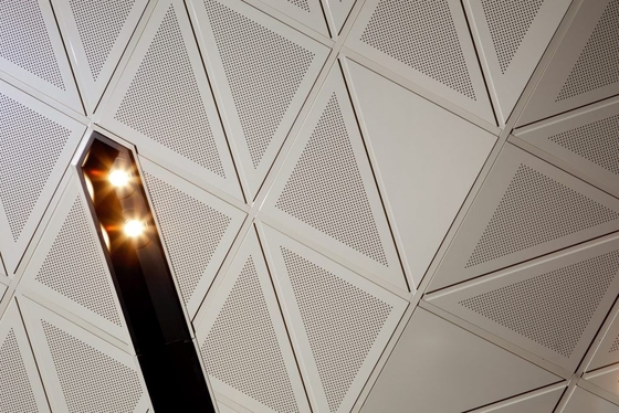 agrafe triangulaire de 1000x1000x1000mm dans le plafond pour la station de métro