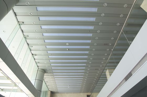 Panneaux à bande H en aluminium pour plafond métallique personnalisés disponibles en plusieurs tailles pour des solutions intérieures sur mesure