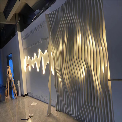 la conception en aluminium de plafond d'épaisseur de 3.0mm a adapté la cloison aux besoins du client de mur de vague