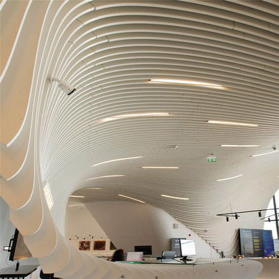 système verticalement incurvé personnalisable de plafond de cloison de conception de plafond en métal de 3.0mm