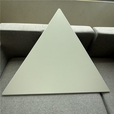 L'aluminium triangulaire acoustique perforé s'étendent dans le panneau de plafond 1000x1000x1000MM