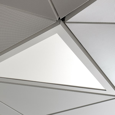 Agrafe triangulaire en aluminium de couleur personnalisable dans le plafond 1000x1000x1000mm