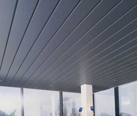 La largeur des panneaux de plafond en métal d'aluminium de la bande 0.5mm de G 100mm saupoudrent enduit