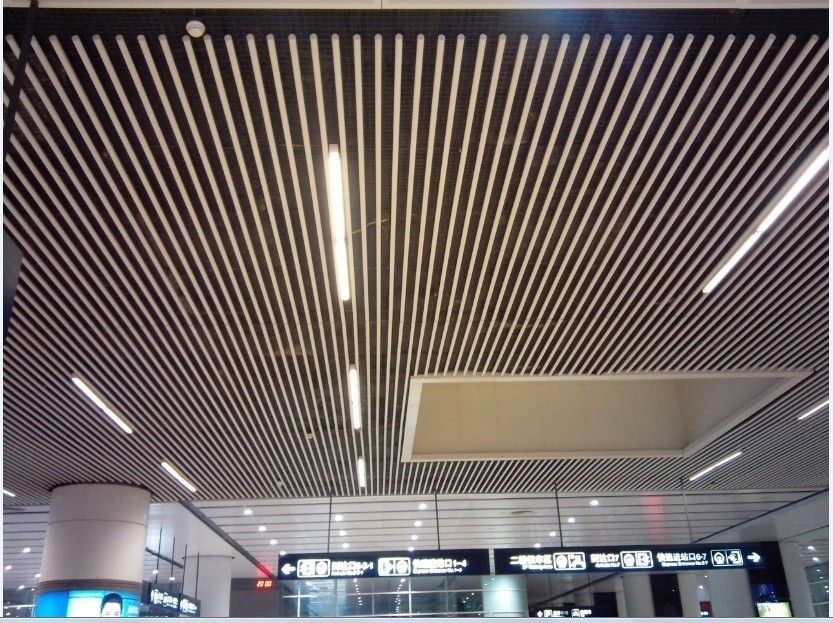 Dalles de plafond métalliques tubulaires 6063T6 Cercle perforé Déflecteur suspendu avec nuancier RAL