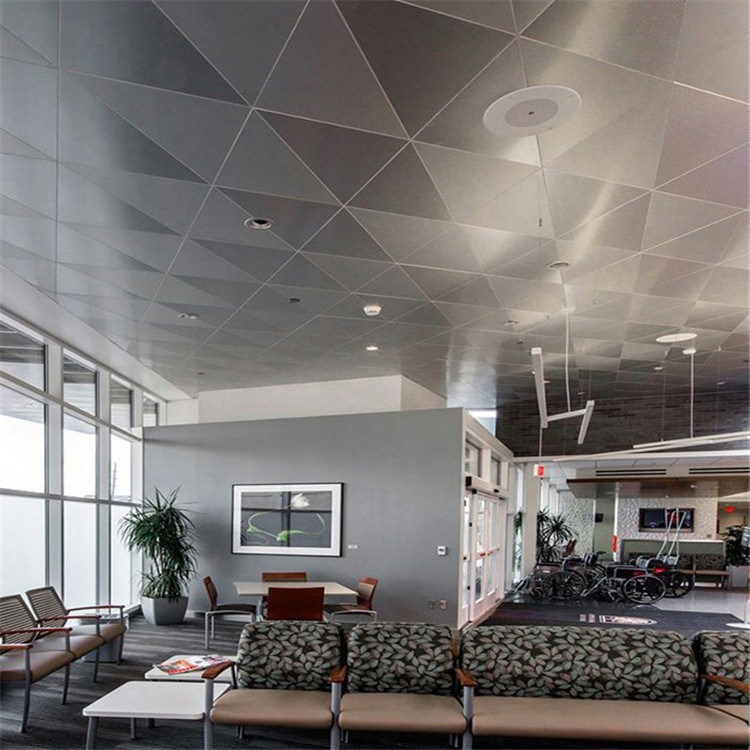 Le plafond en aluminium extérieur simple en métal a taillé l'agrafe imperméable de triangle de bord dedans