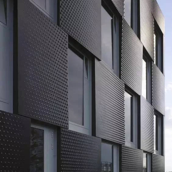 Panneau extérieur perforé en alliage d'aluminium personnalisé, panneaux en aluminium PVDF pour façade