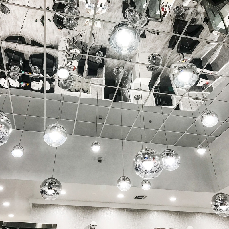 Le plafond réfléchissant de finition décorative de miroir couvre de tuiles 595x595mm en aluminium