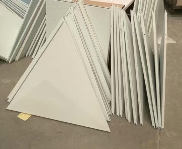 Aluminium triangulaire Agrafe-dans le plafond pour la décoration de mur de Convention Center
