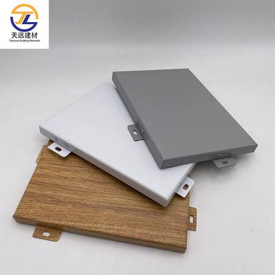 Clip suspendu décoratif dans les carreaux de plafond en métal imperméable à l'eau Acoustique 600mm * 600mm